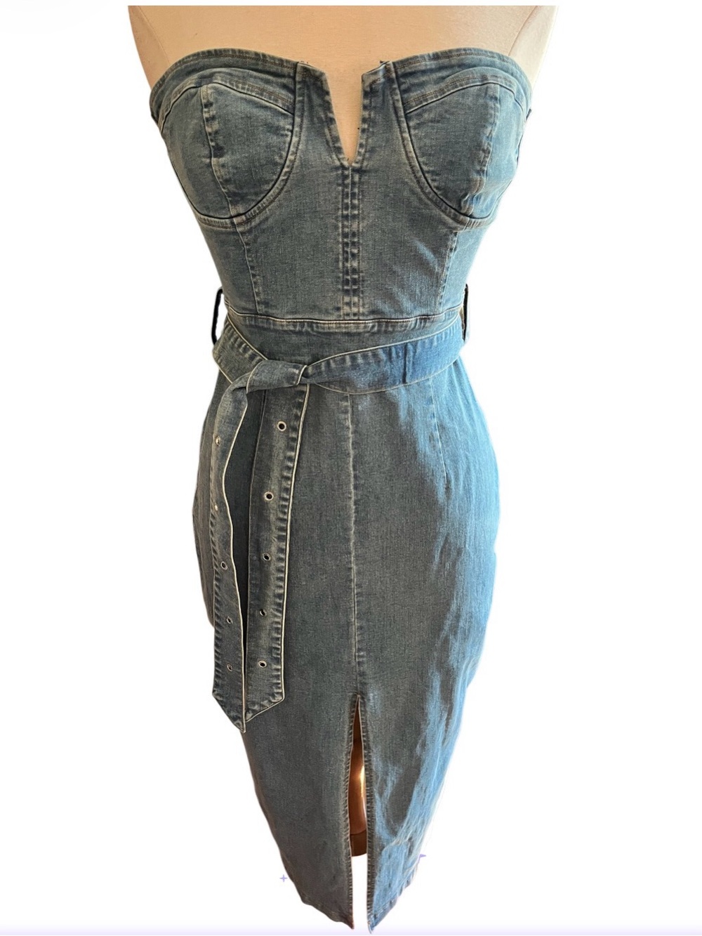 Cutelycovered Denim Blue Fitted Pencil Dress w/sweetheart neckline & belt Size M